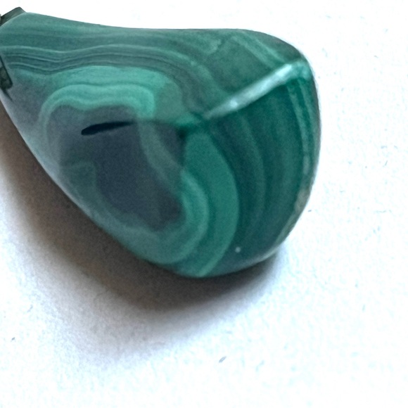 Elegant Emerald Green Stone Pendant - Picture 2 of 7